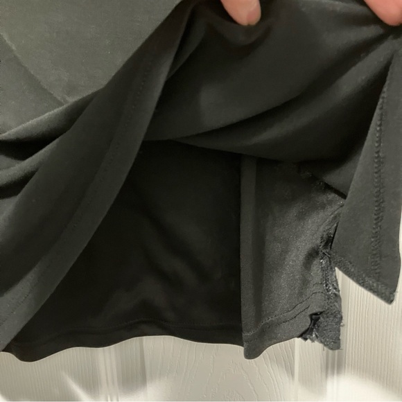 ⭐️2/$20⭐️ Fiori fancy black tank top, satin ruffled roses, 1XL (fits like XL) - Picture 6 of 8